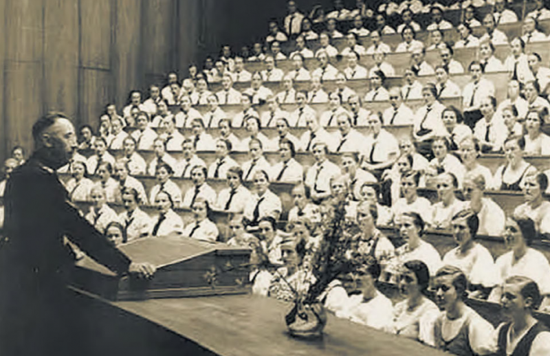 Генрих Гиммлер выступает перед BDM-унтерфюреринам, слушательницами имперских курсов руководителей Гитлерюгенд. Берлин 1937 г.