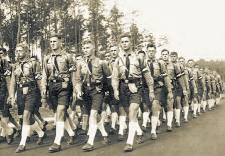 Гефольшафт старшей секции Гитлерюгенд в летнем лагере. 1937 г. 