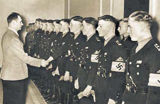 Рудольф Гесс встречается с выпускниками школы руководителей Гитлерюгенд. 1937 г. 