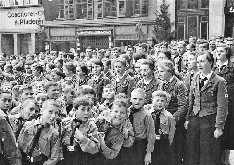 Гитлерюгенд на первомайском митинге. Тюбинген 1937 г.