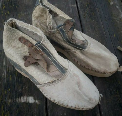 Брезентовые ботинки Фольскштурма на деревянной подошве.