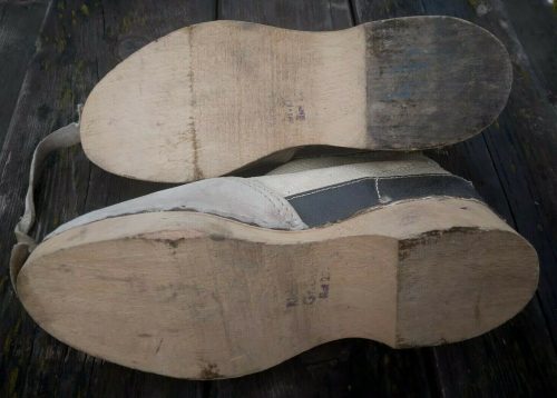 Брезентовые ботинки Фольскштурма на деревянной подошве.