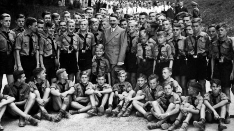 Гитлер среди членов Гитлерюгенд. 1937 г.