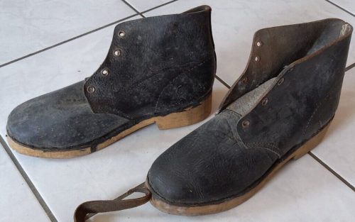 Кожаные ботинки Фольскштурма на деревянной подошве.