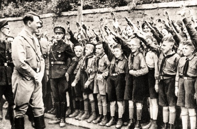 Гитлер среди членов Гитлерюгенд. 1937 г. 