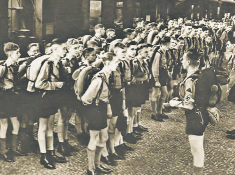 «Десант» Гитлерюгенд перед отправкой на сельхозработы. 1938 г.