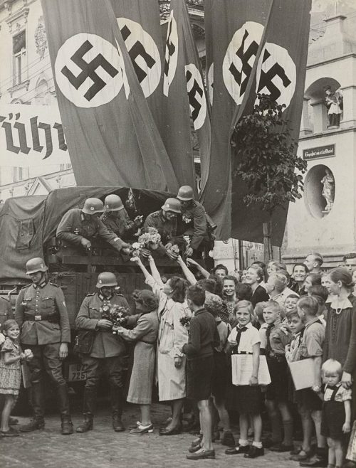 Воспитанники Гитлерюгенд встречают участников польской кампании. 1939 г.