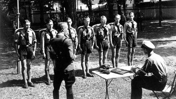 Занятия в лагере Гитлерюгенд. 1939 г. 