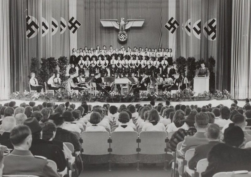 Торжественное заседание отделения Гитлерюгенд. 1942 г.
