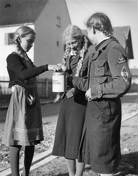 Сбор пожертвований Союзом девушек на армию. 1942 г.