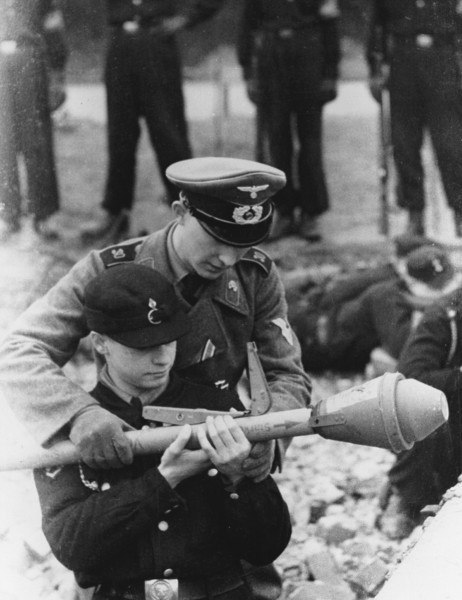 Члены Фольксштурма с фаустпатронами. 1945 г.