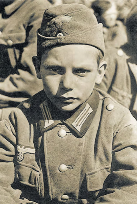 13-летний мальчик из Югнфолька в форме рядового Вермахта. 1945 г. 