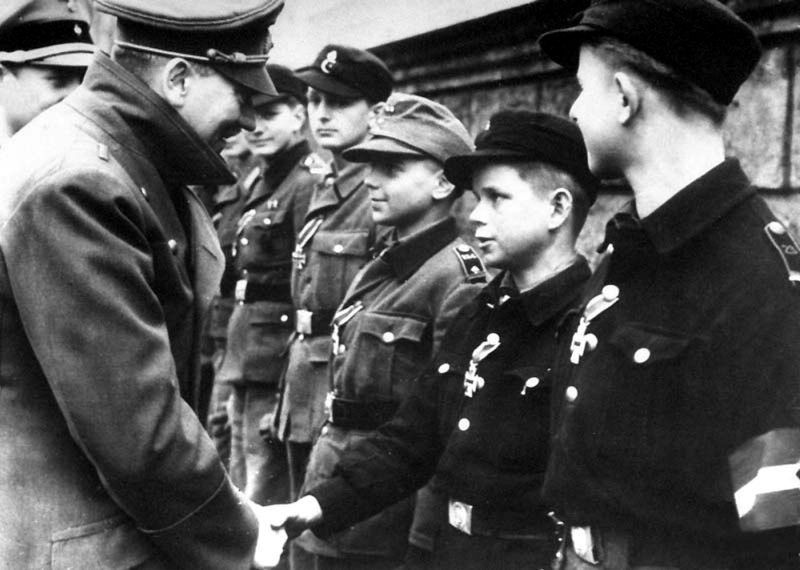 Гитлер с членами Гитлерюгенд после их награждения. 1945 г.