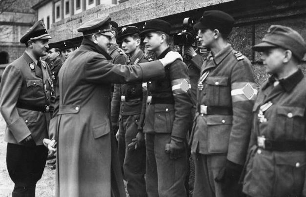 Гитлер с членами Гитлерюгенд после их награждения. 1945 г. 
