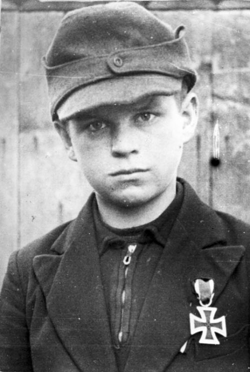 12-летний Альфред Цех силезской пехотной дивизии, награжденный Железным крестом II степени. Ауфнаме, март 1945 г.