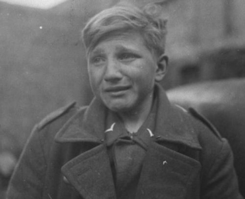 Пятнадцатилетний немецкий зенитчик Ганс-Георг Хенке, взятый в плен солдатами США в городе Рехтенбах. Германия. 1945 г.