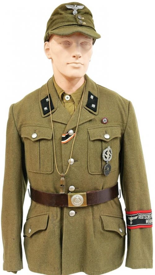 Цугфюрер Фольксштурма в униформе NSDAP.