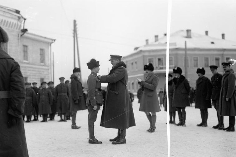 Генерал Эдмунд Айронсайд, главнокомандующий экспедиционными силами союзников на севере России, вручает медали войскам в Архангельске. 1919 г.