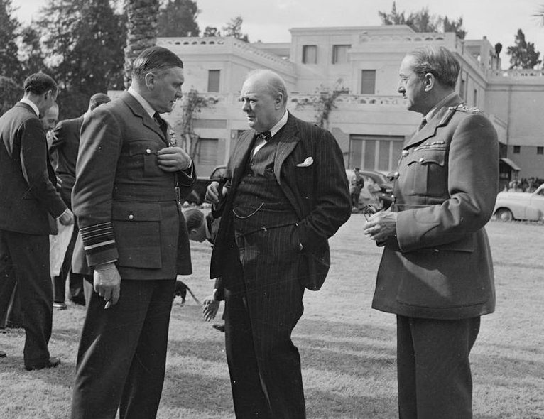 Уинстон Черчилль с главным маршалом авиации Шолто Дугласом и генералом Аланом Бруком. Северная Африка, 1942 г. 