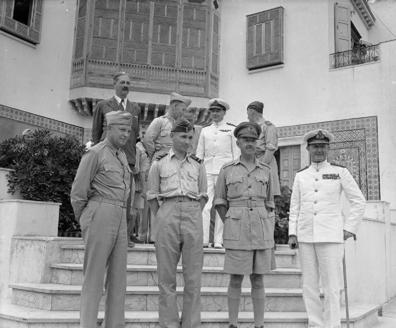 Генерал Дуайт Эйзенхауэр; главный маршал авиации сэр Артур Теддер, генерал Александер и адмирал флота сэр Эндрю Каннингем. Тунис, 1943 г. 