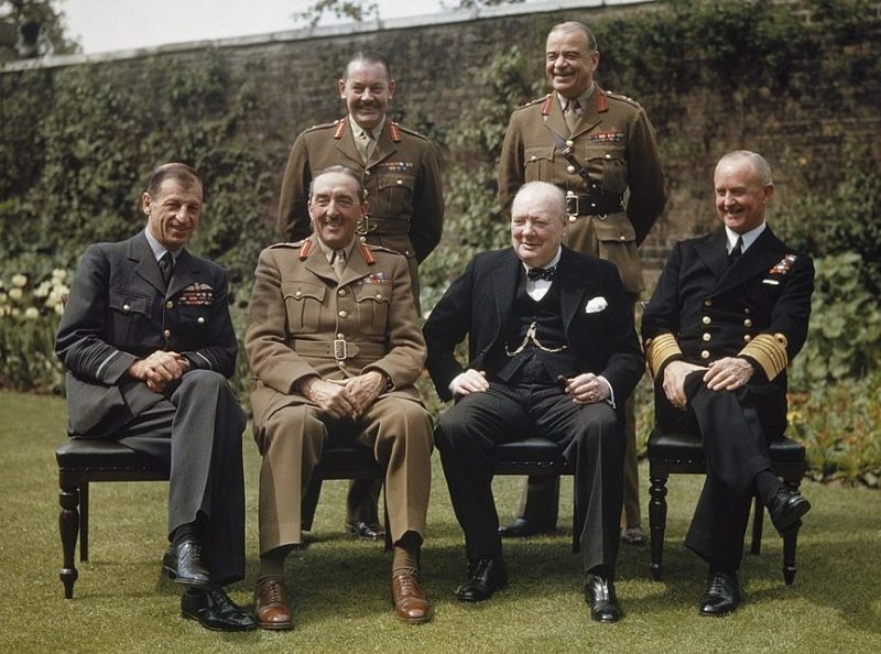 Адмирал флота Эндрю Каннингем среди начальников штабов с Черчиллем на обеде на Даунинг-стрит, 10. 1945 г.