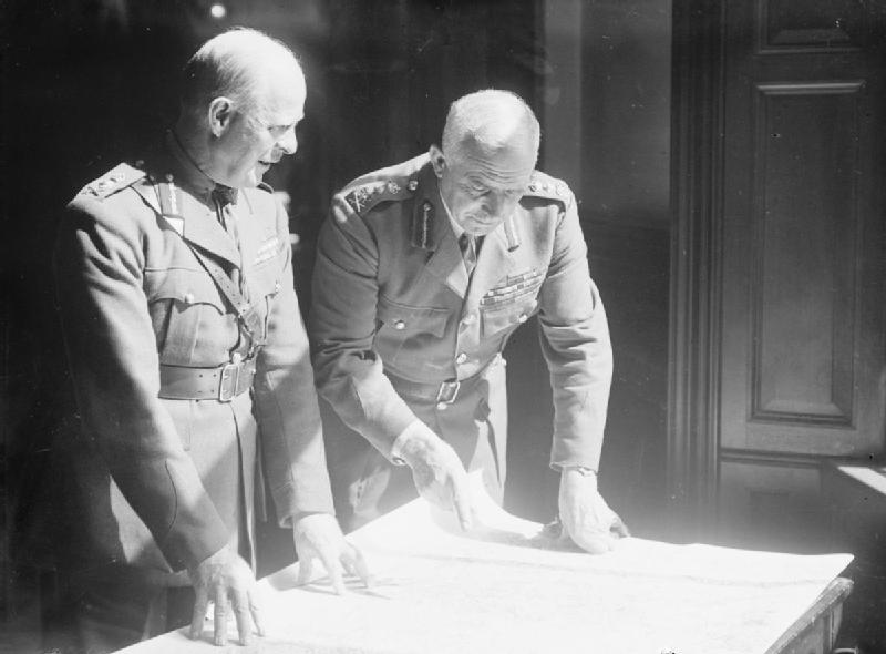 Фельдмаршал сэр Эдмунд Айронсайд и лорда Горт над картой в военном министерстве в Лондоне. 1939 г. 