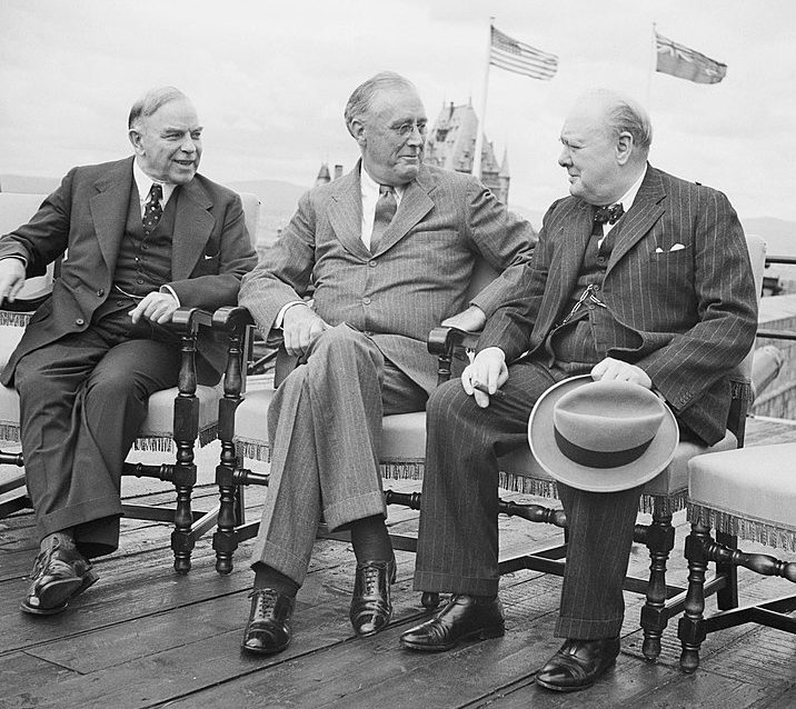 Маккензи Кинг, Франклин Д. Рузвельт и Уинстон Черчилль на Квебекской конференции в августе 1943 года.