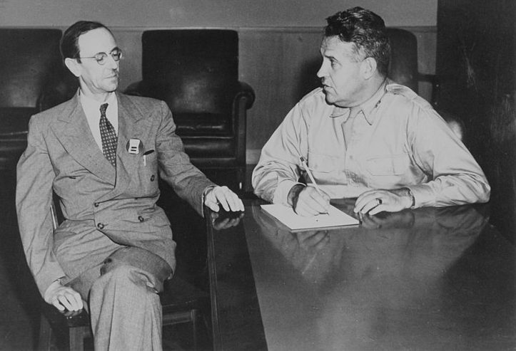 Джеймс Чедвик, глава британской миссии в Манхэттенском проекте, с генерал-майором Лесли Р. Гроувсом-младшим, директором проекта.