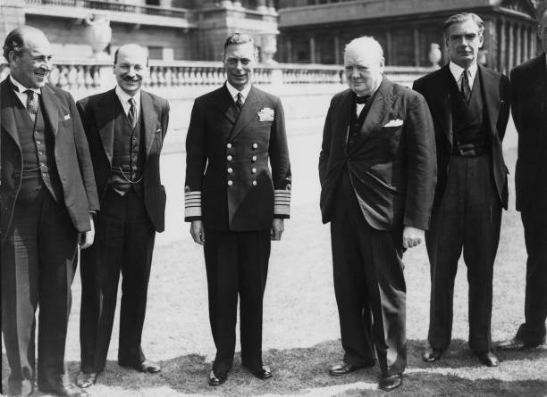 Сэр Джон Андерсон, Клемент Эттли, Уинстон Черчилль и Энтони Иден с Его Величеством королем Георгом VI на территории Букингемского дворца. 1944 г. 