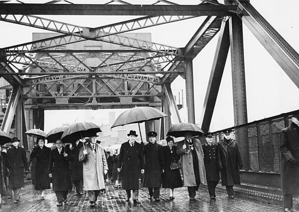 Сэр Джон Андерсон - Виконт Уэверли пересекает новый мост через шлюз Суррей с членами официальной партии. 1952 г. 