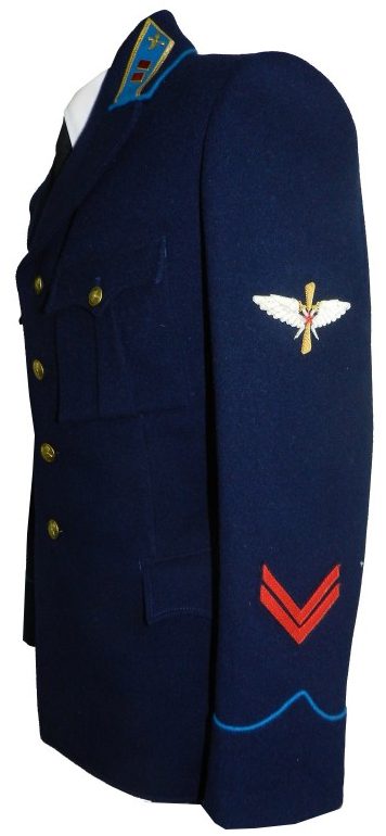 Китель для командного и начальствующего состава ВВС образца 1935 года с белой рубашкой и черным галстуком.