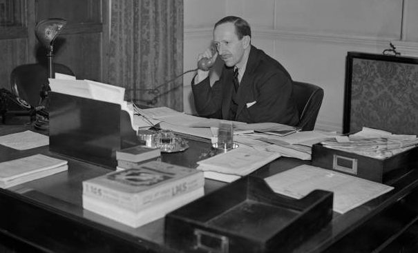 Лорд Крэнборн в своем рабочем кабинете. 1944 г. 