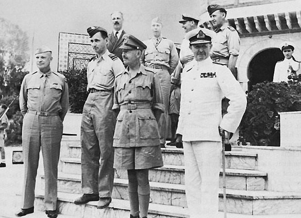Генерал Эйзенхауэр в Северной Африке с главным маршалом авиации сэром Артуром Теддером, генералом сэром Гарольдом Александером, адмиралом сэром Эндрю Б. Каннингемом и г-ном Гарольдом Макмилланом, 1943 г. 
