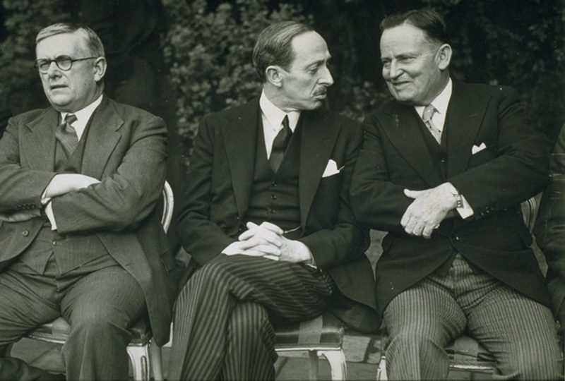Г. В. Эватт, лорд Крэнборн и Фрэнк Форд на встречи с Уинстоном Черчиллем на Даунинг-стрит. 1945 г.