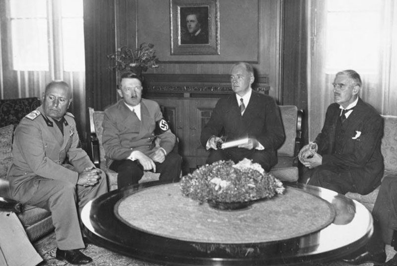 Чемберлен, Даладье, Гитлер, Муссолини и министр иностранных дел Италии граф Галеаццо Чиано во время подписания Мюнхенского соглашения. 1938 г. 