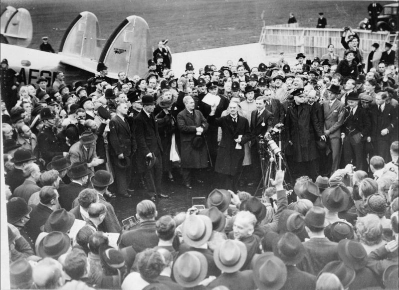 Невилл Чемберлен держит договор о взаимном ненападении с Германией. Аэродром Хестон, 1938 г.