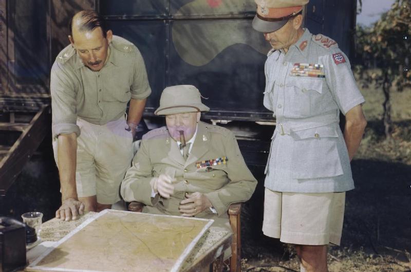 Уинстон Черчилль с Гарольдом Александером в штаб-квартире генерала Лиза недалеко от Монте-Маджо. Италия, 1944 г. 