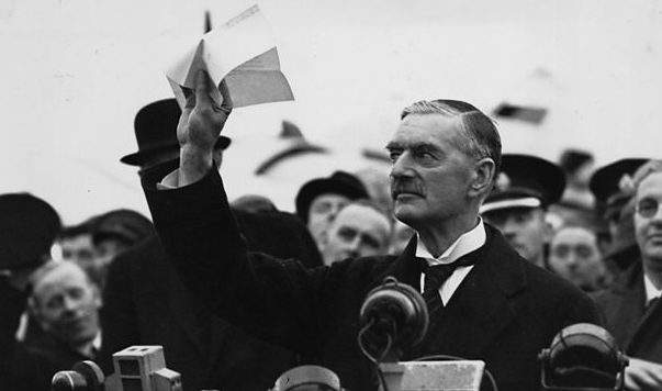 Невилл Чемберлен держит договор о взаимном ненападении с Германией. Аэродром Хестон, 1938 г. 