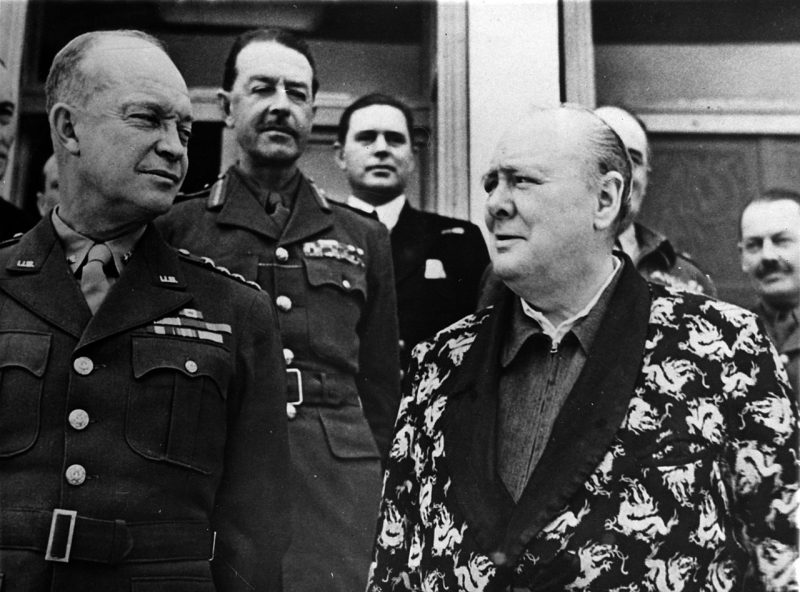 Генерал Дуайт Эйзенхауэр, генерал Гарольд Александер и премьер-министр Уинстон Черчилль в районе Средиземноморья. 1944 г.
