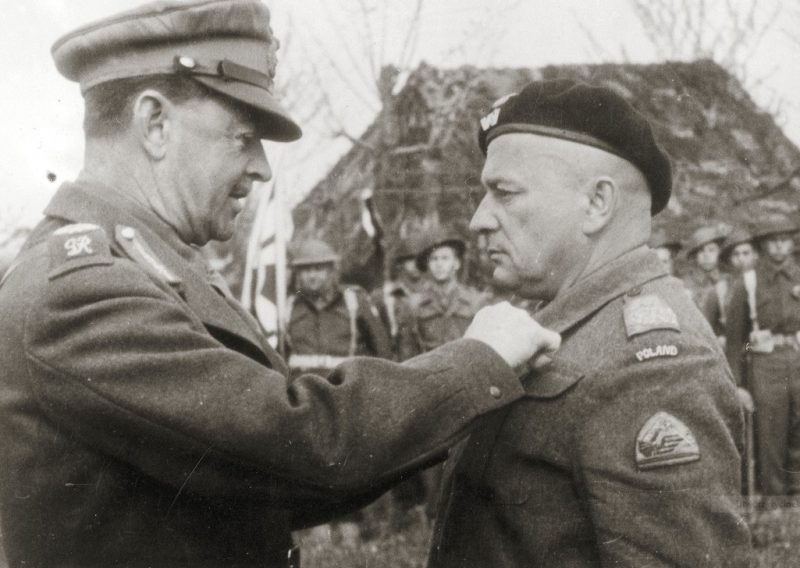 Генерал Гарольд Александер и генерал Бронислав Раковский во время итальянской кампании 1944 г.