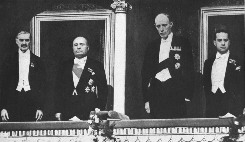 Невилл Чемберлен, Бенито Муссолини, Галифакс и граф Чиано в Римской опере. 1939 г.
