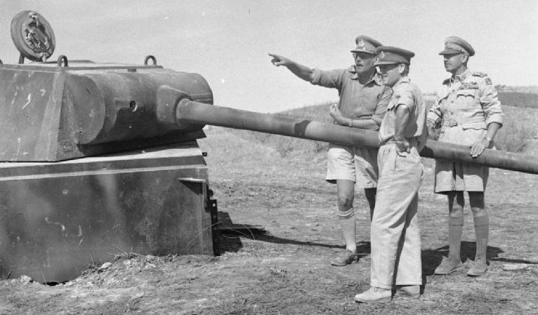 Генерал Гарольд Александер с генерал-лейтенантом Лизом и генерал-лейтенантом Хардингом осматривают одну из башен немецкого танка «Пантера», входившую в состав обороны Готической линии. 1944 г.