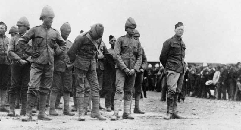 Уинстон Черчилль - военнопленный в Претории в первые дни войны в Южной Африке. 1899 г.