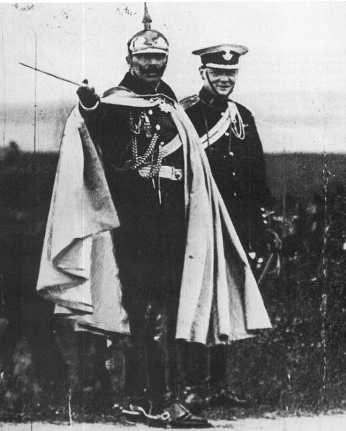 Уинстон Черчилль и немецкий император Вильгельм II во время военных осенних маневров под Бреслау, Силезия. Германия, 1906 г.