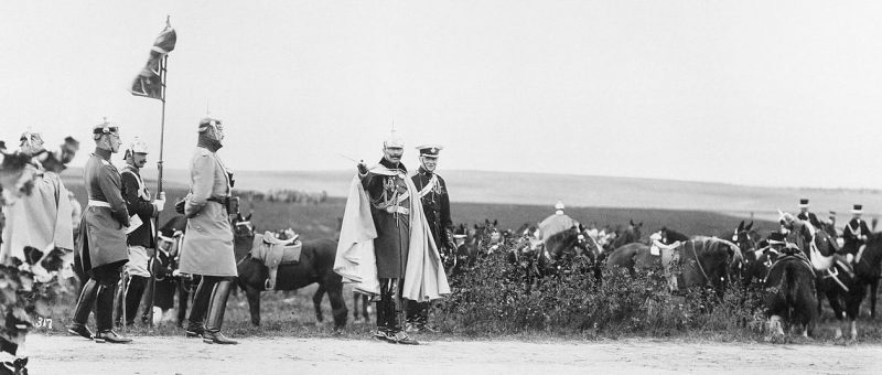 Уинстон Черчилль и немецкий император Вильгельм II во время военных осенних маневров под Бреслау, Силезия. Германия, 1906 г.