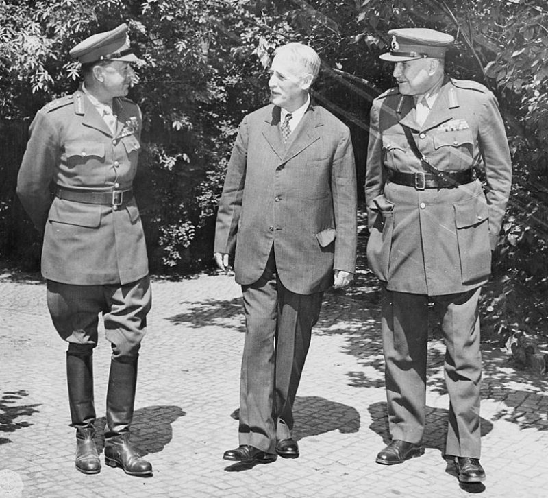 Фельдмаршал сэр Гарольд Александр, военный министр Генри Стимсон и Филд. 1945 г.