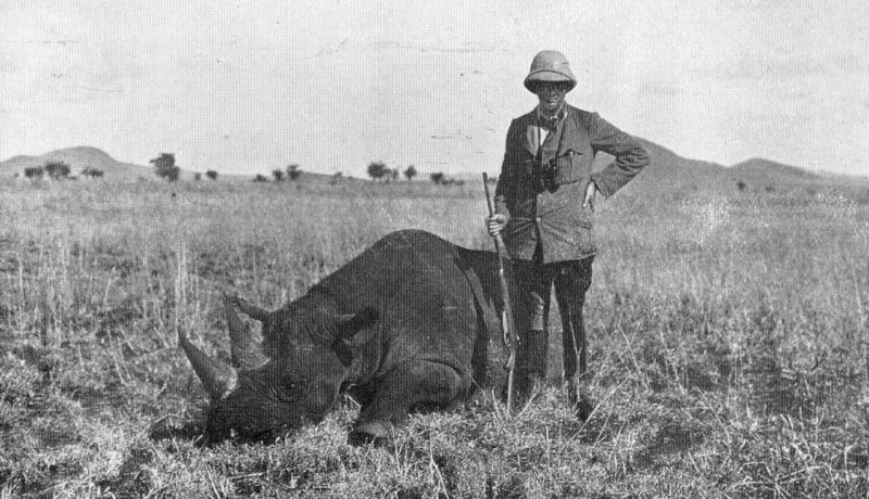 Уинстон Черчилль у белого носорога во время своего африканского путешествия. 1908 г.