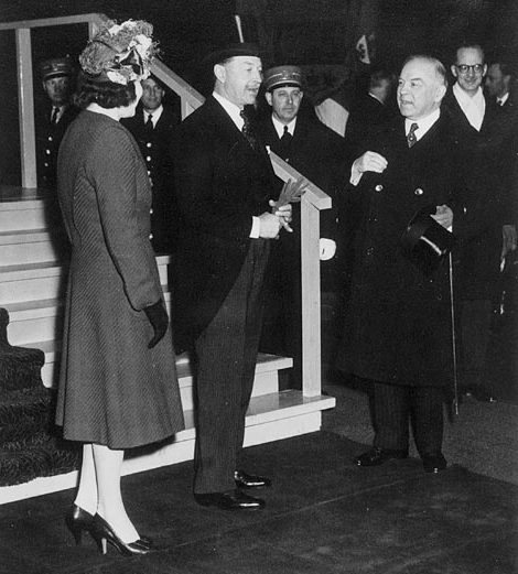 Генерал-губернатор Канады Гарольд Александер и его жена приветствуются премьер-министром Канады Уильямом Лайоном Маккензи Кингом по прибытии в Канаду. 1946 г. 