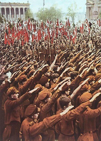 Члены Гитлерюгенда на митинге. 