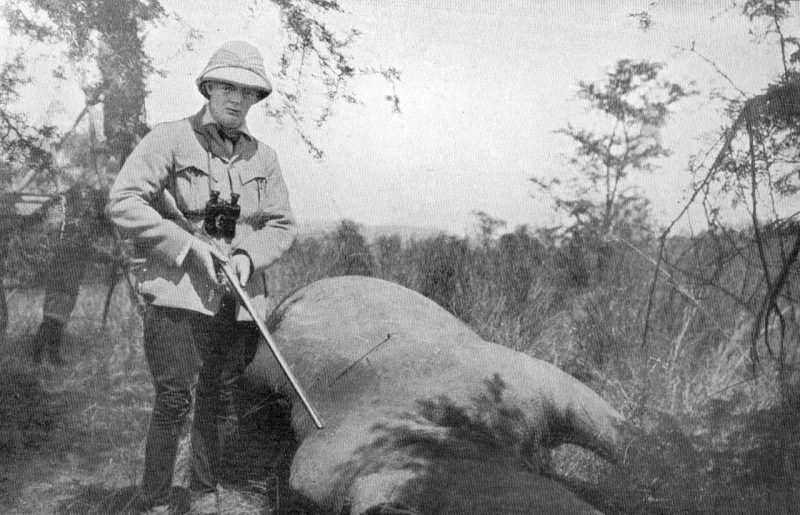 Уинстон Черчилль у белого носорога во время своего африканского путешествия. 1908 г.